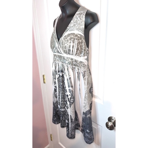 Black and white embellished halter dress - Picture 3 of 4